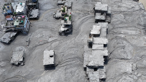 Una imagen aérea de los edificios que se encuentran bajo el lodo arrastrado por la riada en Nepal, a 27 de agosto de 2026. Una imagen aérea de los edificios que se encuentran bajo el lodo arrastrado por la riada en Nepal, a 27 de agosto de 2026.