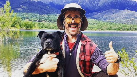 El acróbata y comediante Wilbur con su perro Flow.