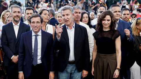 José Luis Martínez-Almeida, Alberto Núñez Feijóo e Isabel Díaz Ayuso, en la concentración promovida por la FEMP en Cibeles.