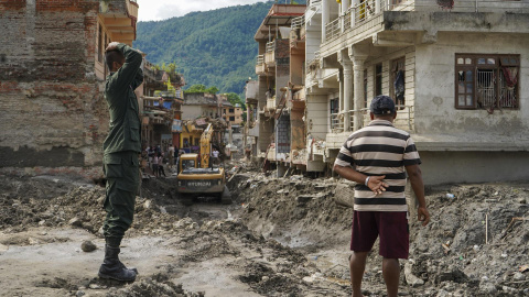 Vista de la situación en Nepal tras la avalancha de agua y rocas.