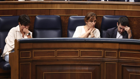 La ministra de Vivienda y Agenda Urbana, Isabel Rodríguez; la ministra de Sanidad, Mónica García; y el ministro de Derechos Sociales, Consumo y Agenda 2030, Pablo Bustinduy; durante una sesión plenaria en el Congreso.