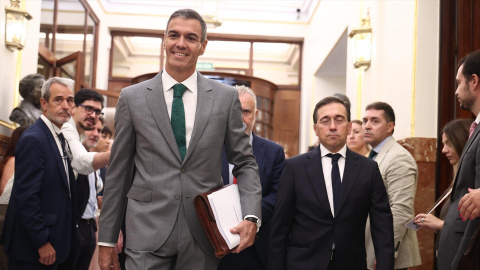 El presidente del Gobierno, Pedro Sánchez, junto a los ministros José Manuel Albares y Ángel Víctor Torres a su llegada al Congreso el 3 de septiembre de 2026.