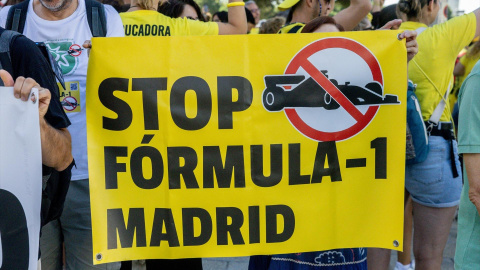 Varias personas con pancartas durante una concentración para protestar por la celebración del Gran Premio de Fórmula 1 de Madrid, a 13 de septiembre de 2026.