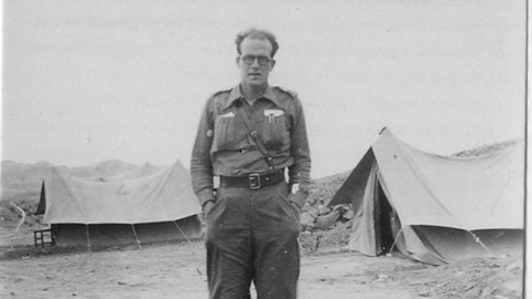 Robert Merriman guerra civil española Robert Merriman, ante el campamento del Batallón Lincoln. Archivo General Militar de Ávila