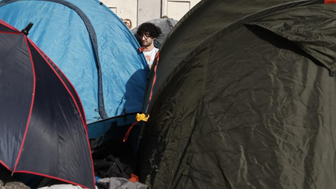 Acampada en la Puerta del Sol Un joven junto a las tiendas de campaña este martes en la Plaza del Sol.