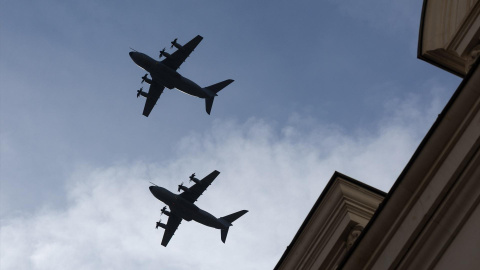 Aviones del Ejército del Aire sobrevuelan el centro de Madrid, a 1 de octubre de 2026. Aviones del Ejército del Aire sobrevuelan el centro de Madrid, a 1 de octubre de 2026.