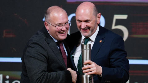 El secretario general del PP, Miguel Tellado, y el presidente de la RFEF, Rafael Louzán, el pasado 26 de enero en la gala de los premios de la Asociación de la Prensa de Madrid. El secretario general del PP, Miguel Tellado, y el presidente de la RFEF, Rafael Louzán, el pasado 26 de enero en la gala de los premios de la Asociación de la Prensa de Madrid.