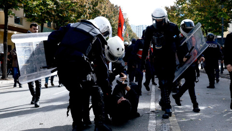 La Policía arresta a un manifestante en Tirana. La Policía arresta a un manifestante en Tirana.