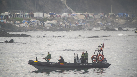 Una lancha de la Guardia Civil patrulla la costa de Ceuta, a 4 de octubre de 2026. Una lancha de la Guardia Civil patrulla la costa de Ceuta, a 4 de octubre de 2026.