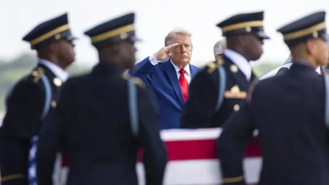 Donald Trump en el funeral de un sargento estadounidense asesinado por un dron iraní.