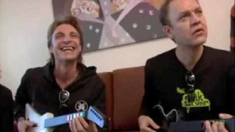 Héroes del Silencio practican con la Guitar Hero Héroes del Silencio practican con la Guitar Hero