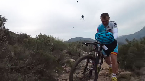 Un momento del agobiante ataque de un enjambre de abejas a unos ciclistas Un momento del agobiante ataque de un enjambre de abejas a unos ciclistas