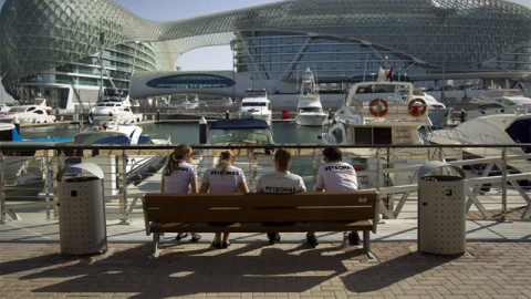 Empleados de Mercedes sentados en lor alrededores del circuito de Yas Marina, en Abu Dabi. REUTERS Empleados de Mercedes sentados en lor alrededores del circuito de Yas Marina, en Abu Dabi. REUTERS