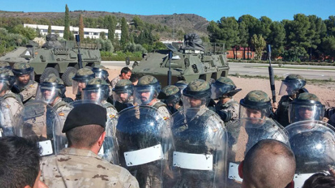 Militares con equipos antidisturbios hacen frente a soldados que fingen ser manifestantes, en Marines. PÚBLICO Militares con equipos antidisturbios hacen frente a soldados que fingen ser manifestantes, en Marines. PÚBLICO
