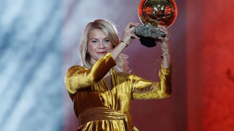 Ada Hegerberg del Olympique Lyonnais sostiene su trofeo Balón de oro. - EFE Ada Hegerberg del Olympique Lyonnais sostiene su trofeo Balón de oro. - EFE