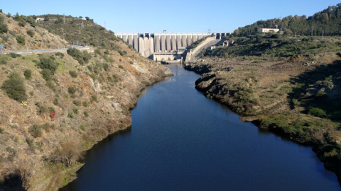 Presa de Alcántara y río Tajo, fotografiados desde el puente de Alcántara. Presa de Alcántara y río Tajo, fotografiados desde el puente de Alcántara.