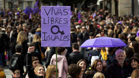 Miles de mujeres se manifiestan en España por el Día Internacional de la Mujer. EFE/ DAVID AGUILAR Miles de mujeres se manifiestan en España por el Día Internacional de la Mujer. EFE/ DAVID AGUILAR