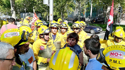 La diputada autonómica Elena Sevillano, en la concentración bomberos ante la Asamblea de Madrid La diputada autonómica Elena Sevillano, en la concentración bomberos ante la Asamblea de Madrid