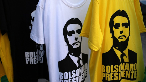 Camisetas con la imagen del candidato de ultraderecha a la presidencia de Brasil Jair Bolsonaro, en un bloque de viviendas en Rio de Janeiro. REUTERS/Sergio Moraes Camisetas con la imagen del candidato de ultraderecha a la presidencia de Brasil Jair Bolsonaro, en un bloque de viviendas en Rio de Janeiro. REUTERS/Sergio Moraes