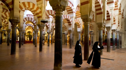 Una monjas visitan la Mezquita-Catedral de Córdoba. AFP / Gerard Julien Una monjas visitan la Mezquita-Catedral de Córdoba. AFP / Gerard Julien