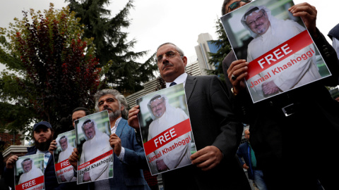 Activistas de derechos humanos y amigos del periodista árabe Jamal Khashoggi, en una protesta frente al consulado saudí en Estambul. REUTERS/Murad Sezer Activistas de derechos humanos y amigos del periodista árabe Jamal Khashoggi, en una protesta frente al consulado saudí en Estambul. REUTERS/Murad Sezer