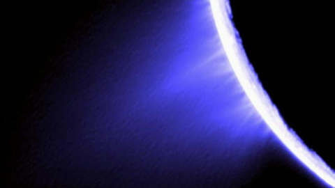 Cassini tomó esta imagen coloreada de los chorros que salían del hemisferio sur de Encélado el 27 de noviembre de 2005. Foto: NASA Cassini tomó esta imagen coloreada de los chorros que salían del hemisferio sur de Encélado el 27 de noviembre de 2005. Foto: NASA