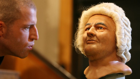 Un hombre mira la reconstrucción de la cara del compositor alemán Johann Sebastian Bach (1685-1750), realizado por los expertos de antropología forense de la universidad de Dundee (Escocia, Reino Unido), en marzo de 2008. AFP/Barbara Sax Un hombre mira la reconstrucción de la cara del compositor alemán Johann Sebastian Bach (1685-1750), realizado por los expertos de antropología forense de la universidad de Dundee (Escocia, Reino Unido), en marzo de 2008. AFP/Barbara Sax