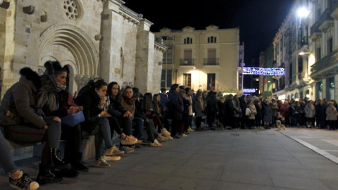 Concentración silenciosa en la plaza de la Constitución de Zamora, en recuerdo de Laura Luelmo. EFE/Mariam A. Montesinos Concentración silenciosa en la plaza de la Constitución de Zamora, en recuerdo de Laura Luelmo. EFE/Mariam A. Montesinos