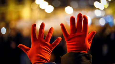 Colectivos feministas durante la concentración convocada en la Plaza Consistorial de Pamplona, bajo el lema "Ni un paso atrás en igualdad”, contra las propuestas de Vox. EFE/ Villar López Colectivos feministas durante la concentración convocada en la Plaza Consistorial de Pamplona, bajo el lema "Ni un paso atrás en igualdad”, contra las propuestas de Vox. EFE/ Villar López