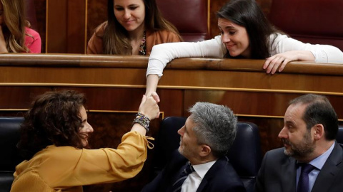 La ministra de Hacienda, María Jesús Montero, estrecha la mano con la portavoz de Unidos Podemos en el Congreso, Irene Montero, durante el debate de las enmiendas a la totalidad del proyecto de Presupuestos. EFE/Chema Moya La ministra de Hacienda, María Jesús Montero, estrecha la mano con la portavoz de Unidos Podemos en el Congreso, Irene Montero, durante el debate de las enmiendas a la totalidad del proyecto de Presupuestos. EFE/Chema Moya