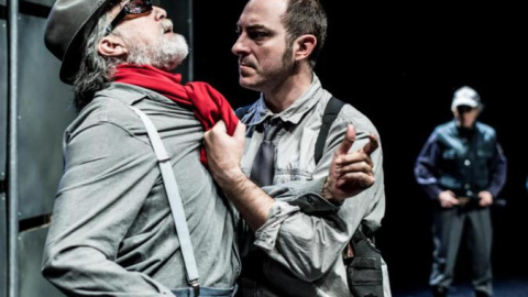 Max Estrella maltratado en la “delega” en Luces de Bohemia (Teatro del Temple) Max Estrella maltratado en la “delega” en Luces de Bohemia (Teatro del Temple)