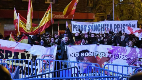 Concentración en contra de la amnistía frente a la sede del PSOE en la madrileña calle de Ferraz. EP Concentración en contra de la amnistía frente a la sede del PSOE en la madrileña calle de Ferraz. EP