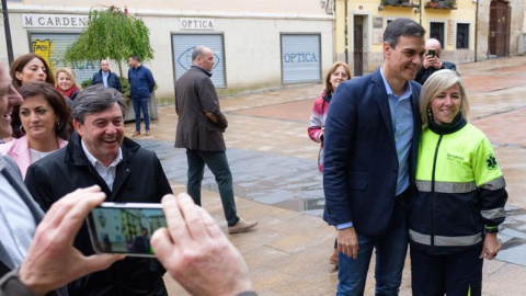 El secretario general del PSOE y presidente del Gobierno, Pedro Sánchez, posa para una foto con una simpatizante durante el recorrido que ha realizado por el centro de Logroño. EFE/Abel Alonso El secretario general del PSOE y presidente del Gobierno, Pedro Sánchez, posa para una foto con una simpatizante durante el recorrido que ha realizado por el centro de Logroño. EFE/Abel Alonso