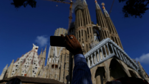 Un hombre toma una imagen con su smartphone de la Sagrada Familia, en Barcelona. REUTERS Un hombre toma una imagen con su smartphone de la Sagrada Familia, en Barcelona. REUTERS