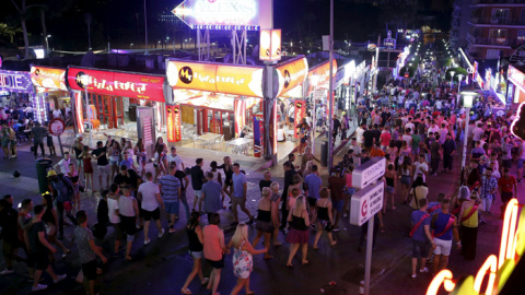 Locales de ocio en Magaluf, en la isla de Mallorca. REUTERS Locales de ocio en Magaluf, en la isla de Mallorca. REUTERS
