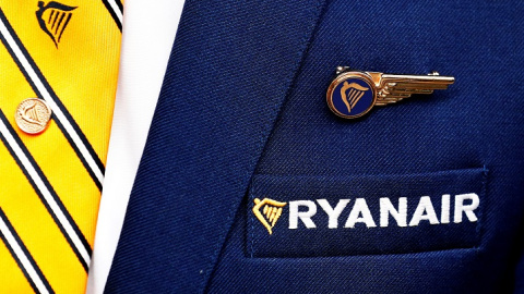 El logo de la aerolínea Ryanair, en el uniforme de un tripulante de cabina. REUTERS/Francois Lenoir El logo de la aerolínea Ryanair, en el uniforme de un tripulante de cabina. REUTERS/Francois Lenoir
