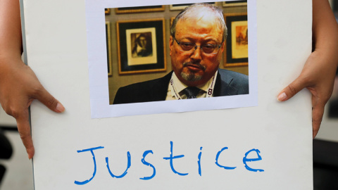 Un periodista inonesio sujeta una pancarta con la imagen del periodista árabe Jamal Khashoggi, en una protesta en frente de la embajada de Arabia Saudí en Yakarta. REUTERS/Beawiharta Un periodista inonesio sujeta una pancarta con la imagen del periodista árabe Jamal Khashoggi, en una protesta en frente de la embajada de Arabia Saudí en Yakarta. REUTERS/Beawiharta