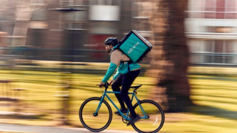 Repartidor de Deliveroo. EFE Repartidor de Deliveroo. EFE