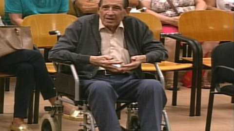 El doctor Eduardo Vela, en una sesión del juicio sobre robo de bebés en la Audiencia Provincial de Madrid. EFE El doctor Eduardo Vela, en una sesión del juicio sobre robo de bebés en la Audiencia Provincial de Madrid. EFE