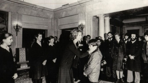 ¡Hola! fotografió el momento en el que Doña Sofía agarraba la cara de mi padre entre sus manos. ¡Hola! fotografió el momento en el que Doña Sofía agarraba la cara de mi padre entre sus manos.