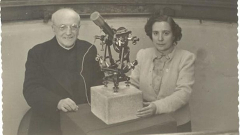 Antonia Ferrín Moreiras y Ramón María Aller en el observatorio de Santiago de Compostela. / Archivo de la familia Ferrín Moreiras Consello da Cultura Galega Antonia Ferrín Moreiras y Ramón María Aller en el observatorio de Santiago de Compostela. / Archivo de la familia Ferrín Moreiras Consello da Cultura Galega