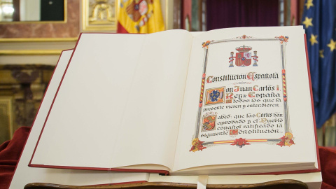 Ejemplar de la Constitución española de 1978 que se exhibe en el Congreso de los Diputados. Ejemplar de la Constitución española de 1978 que se exhibe en el Congreso de los Diputados.