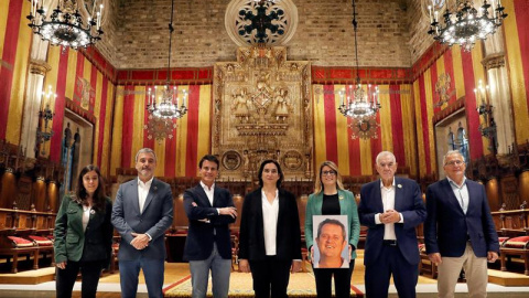 (De izq. a drch.) Los candidatos a la alcaldía de Barcelona, Anna Saliente (CUP), Jaume Collboni (PSC), Manel Valls (Barcelona del Canvi-C's), Ada Colau (Barcelona en Comú), Elsa Artadi (JxCat), Ernest Maagall (ERC) y Josep Bou (PPC), posan en el Saló (De izq. a drch.) Los candidatos a la alcaldía de Barcelona, Anna Saliente (CUP), Jaume Collboni (PSC), Manel Valls (Barcelona del Canvi-C's), Ada Colau (Barcelona en Comú), Elsa Artadi (JxCat), Ernest Maagall (ERC) y Josep Bou (PPC), posan en el Saló