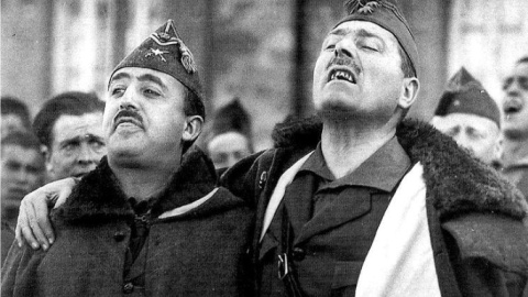 Francisco Franco y José Millán Astray abrazados mientras entonan cánticos legionarios, en instantánea realizada por Bartolomé Ros (1906-1974) en el norte de Africa. Francisco Franco y José Millán Astray abrazados mientras entonan cánticos legionarios, en instantánea realizada por Bartolomé Ros (1906-1974) en el norte de Africa.