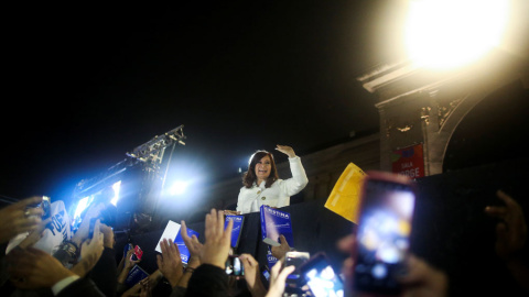 La expresidenta de Argentina, Cristina Fernández de Kirchner, saluda a sus partidarios tras la presentación de su libro "Sinceramente", en la feria del libro de Buenos Aires. REUTERS / Agustin Marcarian La expresidenta de Argentina, Cristina Fernández de Kirchner, saluda a sus partidarios tras la presentación de su libro "Sinceramente", en la feria del libro de Buenos Aires. REUTERS / Agustin Marcarian