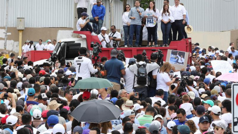 El presidente de Honduras, Juan Orlando Hernández, habla ante cientos de sus simpatizantes este sábado, durante la denominada "Marcha por la Paz", en Tegucigalpa (Honduras).. EFE/ Gustavo Amador El presidente de Honduras, Juan Orlando Hernández, habla ante cientos de sus simpatizantes este sábado, durante la denominada "Marcha por la Paz", en Tegucigalpa (Honduras).. EFE/ Gustavo Amador
