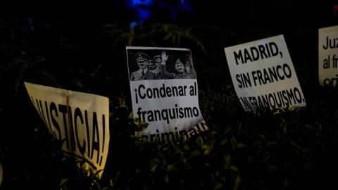 Pancartas de una manifestación contra el entierro del dictador Francisco Franco en la Catedral de la Almudena. REUTERS/Juan Medina Pancartas de una manifestación contra el entierro del dictador Francisco Franco en la Catedral de la Almudena. REUTERS/Juan Medina
