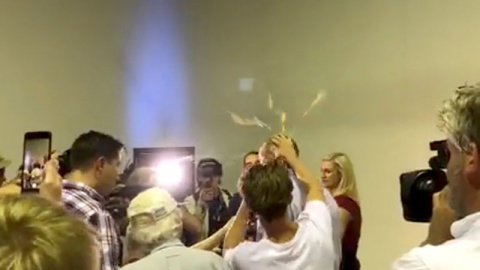 Momento en el que un joven estrella un huevo en la cabeza del senador australiano Fraser Anning mientras hablaba con los periodistas. REUTERS Momento en el que un joven estrella un huevo en la cabeza del senador australiano Fraser Anning mientras hablaba con los periodistas. REUTERS