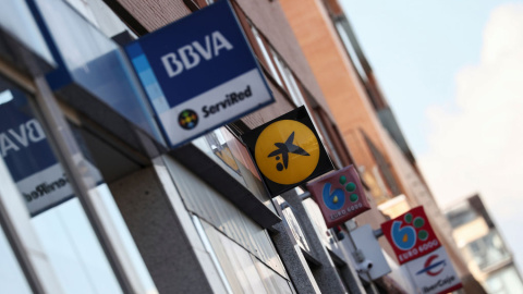Varias oficinas bancarias en una calle de Madrid. REUTERS Varias oficinas bancarias en una calle de Madrid. REUTERS