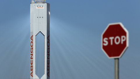 Torre de la planta solar de Abengoa en la localidad sevillana de Sanlucar la Mayor. REUTERS/Marcelo del Pozo Torre de la planta solar de Abengoa en la localidad sevillana de Sanlucar la Mayor. REUTERS/Marcelo del Pozo